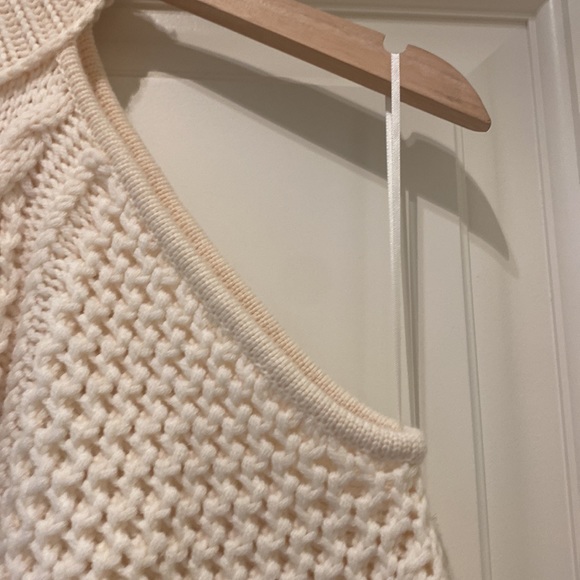 Intermix cold shoulder size small 100% wool. Cream/egg shell color - Picture 2 of 4